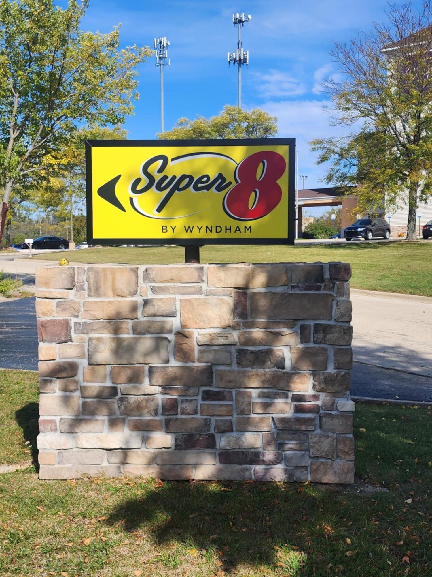 Super 8 By Wyndham Rockford I-90 Casino District Hotell Exteriör bild