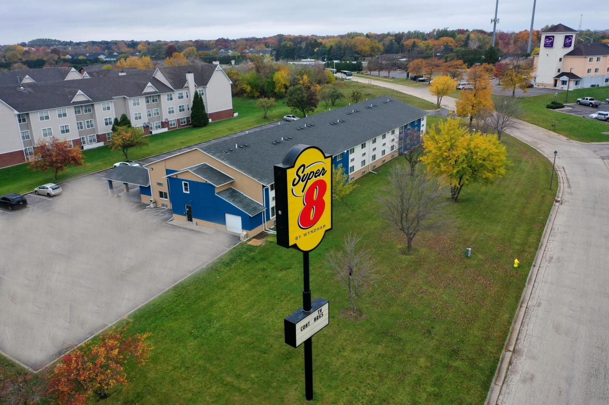 Super 8 By Wyndham Rockford I-90 Casino District Hotell Exteriör bild